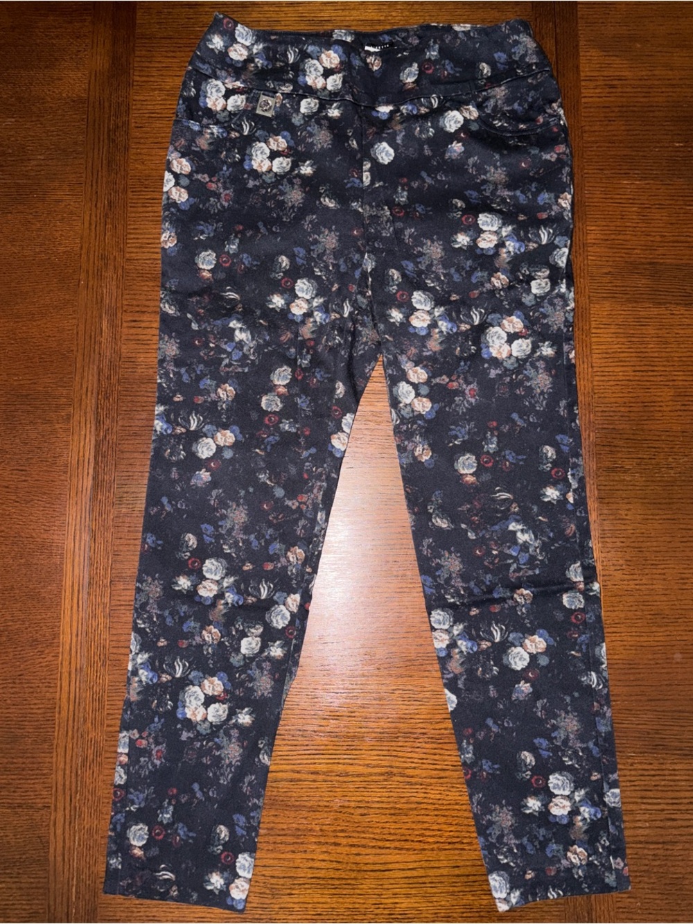 LISETTE L Navy Black Floral Cropped Pull-On Pants